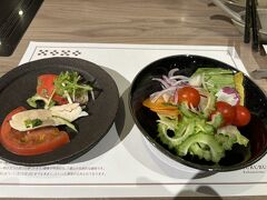 夜ご飯はホテルのグリルダイニングでアグー豚しゃぶを予約していました。
サラダ等のミニビュッフェも付いているので、しゃぶしゃぶが来る前に少し食べました