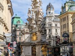 グラーベン通り
ローマ時代にグラーベン（堀）があったところを12世紀終わり頃に埋めて
つくられた。

ペスト記念柱を過ぎてシュテファン寺院方面を振り返った所。

ウィーンの目抜き通りはケルントナー通り、コールマルクト通りもあり、
いずれも、歩行者天国になっていて、人で溢れています。
道幅も広く、壮大な歴史的建造物が立ち並ぶこのグラーベン通りが
一番美しく見応えがあります。