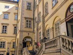 そして、王宮礼拝堂に続いています。

ウィーン少年合唱団が日曜などにミサを行う所ですね。
日本人も入団されていますね。
