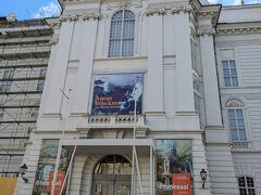 国立図書館プルンクザール

ヨーゼフ広場にある、グレーの目立たない扉が入り口です。