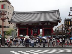 さあ、「浅草寺」へ行ってみよう～。

「雷門」は相変わらずすごい人だー。
雨も降ってきて・・・、歩きづらいなぁ。。。