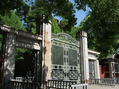 やっと正門へ。

”我が母校です”
　・
　・
　・　
　・
　・　

と言ってみたいものです(笑)




