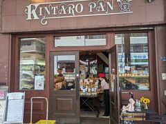 うどん屋さん並びのパン屋さん。種類豊富でワクワクします。