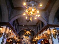 9:00 [タワー・オブ・テラー] 45分待ち
待ち時間45分も掛からなかったような。
Qライン歩きつつ、40周年プライオリティパスを取得。
ピータパン終わりの時間を見計らって、レイジング(PP)12:00。
出てきたら雨がまた強くなっていた…。
今日はレインコート必須だなあ～…とか思ったら、直ぐに止んだ。
結局、一日中、降ったり止んだりでした。

9:55 [ポップコーンワゴン(ケープコッド・クックオフ前)]
子供達の希望によりチョコ味ポップコーンを購入。
ダッフィーの辺りのお店。
いつも混んでいる印象なのに、あまり並んでいなくてラッキー。3組目でした。
慌てて次へ向かいます。時間指定があるので。