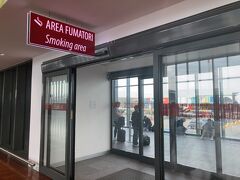 ベルガモ空港の喫煙所。