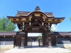中伏木駅から20分程度、
グーグルの地図の距離で1.9ｋｍ
歩いて勝興寺へ来ました。

