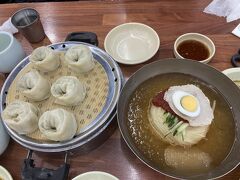 朝兼昼ごはんを食べに行きます。
去年、マンドゥをテイクアウトして感激した釜山駅近くの草梁ミルミョンへ。
冷麺とマンドゥ。
冷麺もおいしかった。