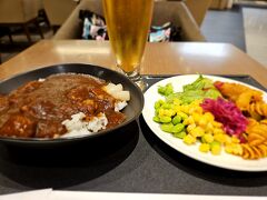 特に見るものも買うものもないので、そそくさとサクララウンジへ

ちょっと食べすぎ

シャワールームは20人待ちでした（たぶん2時間前後の待ち時間）
シャワールームを利用されたい場合は搭乗の4時間以上前にお越しになる事をおススメします