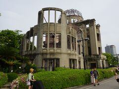 昭和20年8月6日、原子爆弾により広島市街の建物は一瞬にして倒壊し、灰燼に帰しました。産業奨励館は爆心地から北西約160メートルの至近距離で被爆しましたが、爆風が上方から垂直に働いたため、本屋の中心部は奇跡的に倒壊を免れ現在まで原爆ドームとして保存されています。