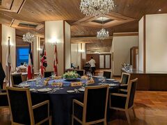 夕食はクラシック1階のラ・メールクラシックへ
外食？インルーム？と悩みましたが、雰囲気を楽しみたかったので当日席の予約をしました。

入店すると目の前にサミットの首相会食テーブルが飾られていました。