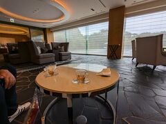 観光を終えてホテルに戻ってきました。
賢島駅での迎えは初日にお願いしたので、丁度シャトルバスがあった

ロビーの雰囲気もクラシックと似たテイストながらゆとりと設備の高級感あり
ウエルカムドリンクが出てきました
