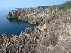 尖閣湾展望台とはあるが、実際には展望台はなく、岩の上によじ登って景色を眺める。