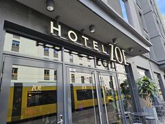 Sバーンのハッケシャーマルクト駅で下車し、スーツケースを引いていても10分未満のホテルです

ハッケシャーマルクト駅はエレベーターがありますのでスーツケースが重くても大丈夫

ただ駅からホテルまで石畳やトラムの線路がありますのでご注意を