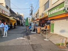 朝市は多くの観光客でにぎわいます