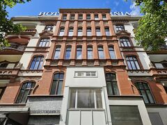 このビルは1階は時計屋さんで上はホテルのようですね
