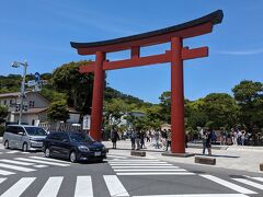 車も人も大混雑の、鶴岡八幡宮三ノ鳥居前。