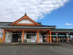 夕食まで時間があったので、貝殻拾いに出かけた。
孫娘その1が、貝殻好き。
お土産にしようと、休暇村のスタッフにビーチを教えてもらって車を走らせた。

駅舎が熊野大社風の那智駅。
駅前無料駐車場に、車を停める。
駅前には、温泉や道の駅もあった。