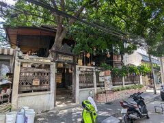 バスで来るつもりが、工事の影響でバスの乗り場を見つけられず、早速Grabを使用。

このあと、ひたすらGrabのヘビーユーズ。
なんて便利なシステムなんだろう！大好きGrab！

着いたよーん！
ジンジャーブレッドハウス さん。

素敵なお屋敷を使ったカフェなのよ。
