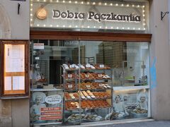 広場を突き抜けてグロツカ通り(Ulica Grodzka)を進むと、昨日ポンチキを買ったお店と同名の"Dobra Pączkarnia"がありました。
ほかにもクラクフ市内や他の町でも見かけたので、一大チェーンのようです。

ポンチキのポーランド語表記は"Pączki"で"a"の下にカンマが付いた特有文字で、”パクツキ”と読みたくなるけれどポンチキと発音します。

"Pączkarnia"はポンチキ専門店のこと。