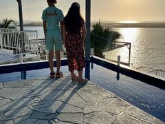 美栄橋からバスに乗って瀬長島に夕日見に来た。
