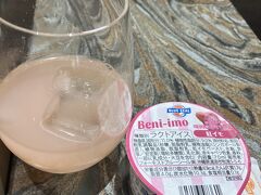 ホテル近くのバス停から空港まで。今までSuica使えず現金だった沖縄のバスもコンタクトレスが使えるように。ありがたやーと思ったら、バス15分遅れはで相変わらず不便。余裕持ってきてるからいいけどさー。ブルーシールのアイスとグアヴァジュース。ANAのOKAトート買おうと思ったら完売らしい。昨日売り切れて、３週間くらい入荷ないとか。すごいなー。