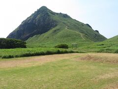 路線バスを乗り継ぎ、大野亀へ。旅荘みなとから大野亀までは20数kmの距離なのだが、このルートの直通バスがなく、全然別方向の（西海岸から東海岸の）両津まで戻り、両津から大野亀を通るバスでアクセスする必要がある。バスの乗り継ぎ時間も含めると5時間弱かかった。また、大野亀13:43着のバスに乗ってきたが、両津へ戻る次のバスが14:16発。これに乗るには私にとっては時間が少なすぎ。そして、その次のバスが18:04発。さすがに18:04発のバスまでここで待つほど時間を潰せないので、大野亀を楽しんだ後は、二ッ亀そして弾崎灯台まで両津方面に戻りつつ歩いてしまう計画を立てている。