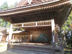 牛尾神社にも能舞台があり、しかも舞台の中が見られるようになっている。拝殿にあった案内には、ちょうど昨晩、宵宮（前夜祭）として、ここで薪能が奉納されたそうだ。それで能舞台が見られるようになっているのかと思ったら、Googlemapのクチコミを見ると、普段から能舞台を公開しているようだった。
