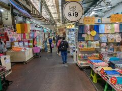 着いた♪

サンペーン市場。
細い通路脇に、山ほど小物屋さんが並んでる市場。

アクセサリーとか、ぬいぐるみとか、女性向きのものが多いかな？

