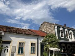 この辺りの建物もおそらく改修された建物。

ここで簡単な歴史変遷。約400年間オスマン帝国（1474～1878年）に支配され、1878年にモンテネグロ公国となった。その後1916～1918年にはオーストリア=ハンガリー帝国に占領された。1918年にユーゴスラビア王国に併合され、第二次対戦で破壊され、開放後1946年にモンテネグロ社会主義共和国に。その後ユーゴスラビア社会主義連邦共和国となり、2006年にやっと独立国となった。