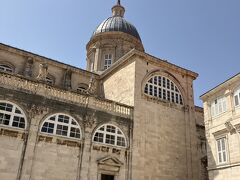 ドゥブロヴニクの大聖堂。（聖母被昇天大聖堂）

旧市街のルジャ広場の南にある。と言っても、広場の名前など覚えらないくらい、たくさんの広場と教会があります。中でもこの大聖堂は大きくて目立っています。