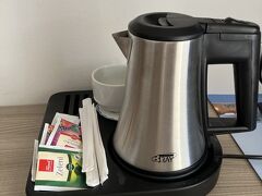 フロントでポットをお願いしたら、実は部屋にはセットされてあるべきものだったらしく、直ぐに用意してくれました。

持参していたカップヌードルやフリーズドライの食糧を消費。荷物が少し軽くなりました。

外は37℃。こんな時に観光はしていられないと夕方までゆっくり休養しました。