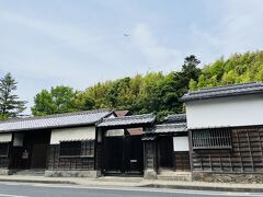塩見縄手と呼ばれるこの地域は、江戸時代、中級武士の屋敷が建ち並んでいたエリアなんだそうです。