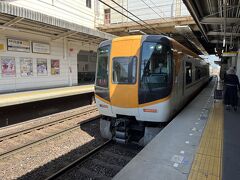 丹波橋から近鉄の特急に乗って奈良駅を目指します。特急券は普通料金＋500円くらいなのでおすすめ。