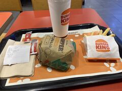 腹も減ってたのでとりあえずKLIA2の一般エリアを徘徊して食べる所を探します。30分以上徘徊した結果行き着いたのはバーガーキングでした。岡山には店がないのでこれが人生初です笑 適当に頼んでのんびり食べます。意外と量ありますね笑
食ったら翌日も朝が早いので早めに寝ます
