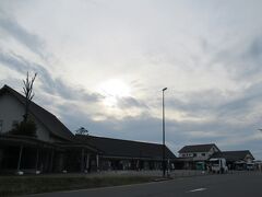 さぁ、本日最後の道の駅です。もちろん初来訪、発酵の里こうざきです。

ここはたまたま、改装工事の時期に当たったらしく、同行者が買いたいと思っていたものが入荷されていませんでした。他のものも、特にチルド品は売り切れというよりは入荷制限をしていたようです。

それから、「発酵」にこだわるのは良いのですが、ある意味もっと首都圏近郊のセレクトショップや企画などでの「発酵食品を集めたポップアップショップ」との違いとの差が感じられない…いや、感じました。
某県のお気に入りの酢があったのですが、お値段が（１，２年前に購入したときの価格とはいえ）現地価格の倍はしているってどういうこと？？という衝撃にびっくりです。これじゃ転バ…（以下自粛）。
今一度調べなおしましたが、ネット販売価格の高めのお店と比べても1.3倍…。

うーん。せめて神崎地区縛りはしなくてもいいけれども、もっと近隣地区のものに絞るか、或いはいっそ発酵縛りをもう少し解いても良いのではないでしょうか。

