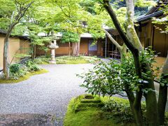 浄妙寺から徒歩５分ほどのところに、一条恵観山荘があります。
１０時開園１０分前に到着しましたが、１０人ほど開くのを待っていました。
開園直後が穴場ですね、ここは。
１０時半ぐらいには、混雑が始まりましたから。