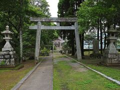 神武天皇一行が船出した耳川河畔にある“立磐神社“は、苔むしていて独特の雰囲気が漂っていた。
神武天皇御東遷の際に美々津港より御船出するにあたり、航海の安全を祈念して海上の守護神：底筒男命・中筒男命・表筒男命の三神を奉斎したことにちなんで、第12代：景行天皇の御代に創祀された。
