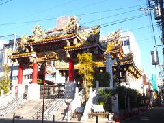 最初に訪れたいと思っていたのは「横浜関帝廟」。これは、中国の実在した武将「関羽」を祀る場所で、「三国志」に登場する英雄として知られ、武人としての活躍のみならず、帳簿を発明したことでも名高いです。また、商売の神としても崇拝されています。