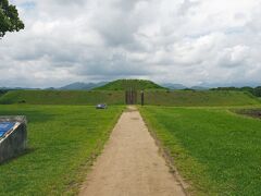西都原206号墳（鬼の窟古墳）
6世紀末葉-7世紀初頭に造られた円墳で、古墳群で唯一開口した横穴式石室を有しており、古墳群最後の首長墓と考えられ、墳径は東西36.4m・南北33.6ｍあり、遠くからでも存在感抜群の巨大さに圧倒される。
