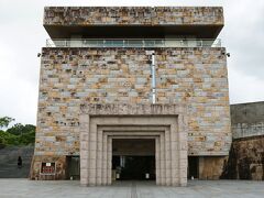 車で移動して、広大古墳群全体を展示物と捉えた考古学専門のフィールドミュージアムとして2004年4月に開館した“宮崎県立西都原考古博物館”へ。