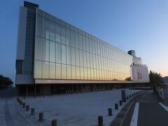 富山駅から20分程歩いて、
富山県美術館まで来ました。

この頃には、夜が明けてきました。