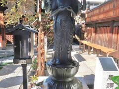 　烏丸高辻にある因幡堂平等寺にも立ち寄りました。境内にあった馬頭観音像の足元には、猫の像が寄り添っていました。