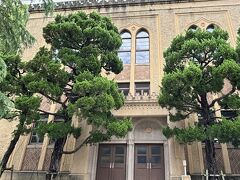イスラム様式のアーチ、アラベスク装飾という独特なユニークな装飾と、おパンフレットにもありました。

こちらが正面玄関です。