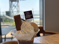 くるみっこカフェ
購入レーンは平日なのにすごい行列
いつの間にこんなに人気になったんだ？
カフェでもカップ入りが購入出来た
パフェははなまる