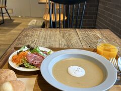 ホテルエディットの朝食
スープがメイン　美味しく頂きました