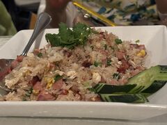 ホールフーズを出ると雨がポツポツと降ってきましたので、夕飯はロコ達で賑わっていた『Maile’s Thai at Ward』で食べる事にしましたよ。
フレンドリーなスタッフがいるお店。
「折角ハワイにいるのに、初日がタイ料理？」という声も聞こえてきそうですが、翌日からはどっぷり（?!）ハワイ料理を楽しむ予定でしたので、特に気にせず…。