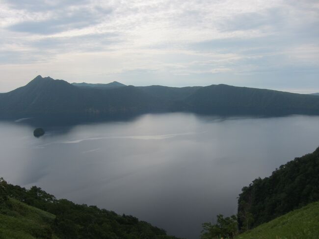 摩周湖を堪能したあと、トイレで洗顔して一路第3展望台へ。<br /><br />実はいっつもここにくるときは、駐車場代の410円をケチるため、<br />過去2回は第3展望台から見ているんですが、有料なのは7時半ぐらいだったので、今回は無料(笑)