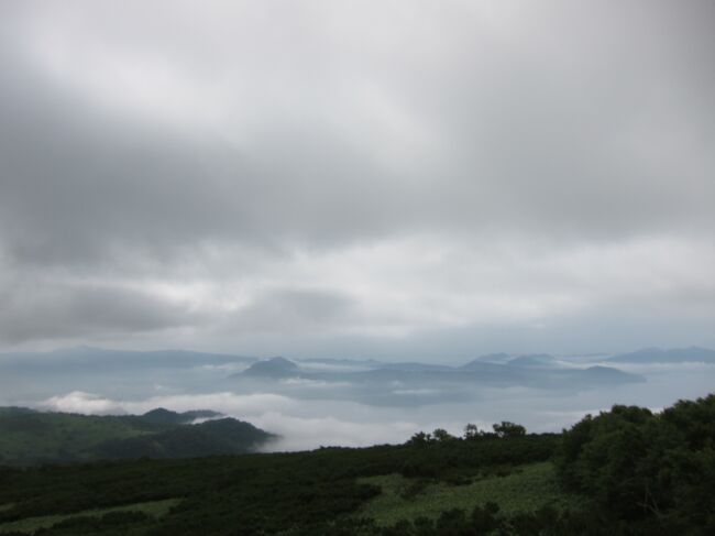 ナビを設定してみる。<br />たぶん、美幌峠と通るルートかと思いきや、道道102号線・藻琴山越えの網走川湯線が選択される。<br /><br />ホント言うと、美幌峠に寄ってくまささソフトが食べたかったんですが、先を急ぐので、ここは素直にナビ通りにドライブ。<br /><br />道は、屈斜路湖畔・和琴半島の対岸の山沿いにあり、結構高所なので、景色はきれいなんですが、ところどころ霧があるので、スッキリとは見えず。