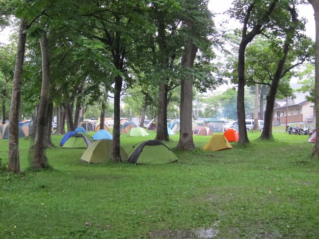 バンガローは、簡易2段ベットが4人分あって、その他のスペースは2畳たたみが敷いてあります。<br />テント泊まりじゃなくて、子供たちも大喜びだし、これで3150円なら安いかも(^^)<br /><br />寝具を積み込み、めちゃくちゃ畳んだテント類もここで再度畳み直す。<br />昨晩の雨でびっしょり濡れたテントが、うそのように完璧に乾いています。<br /><br />外では、妻が食事を作る。<br />その合間、雨も一旦上がったところを見計らって、供たちを連れ、夕陽台へ。