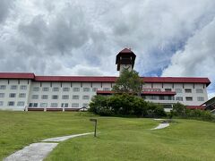 正面玄関入って突き抜け
反対側から出ます
ホテルの広大な敷地